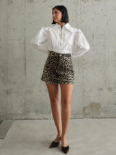 γυναικα μοντελο φοραει leopard mini skirt